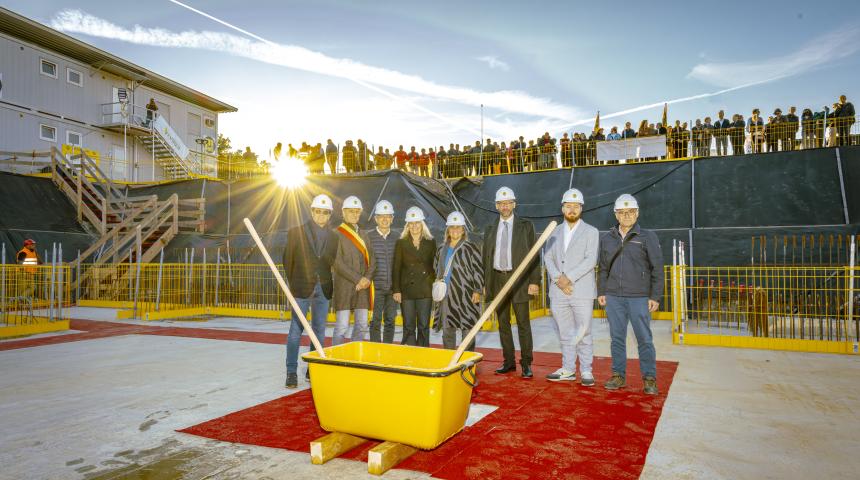 Pose de la première pierre de la future école des Grands Esserts